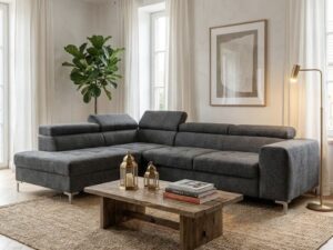 Canapé d'angle gris foncé, table basse en bois et tapis en jute dans un salon moderne lumineux avec plante verte.