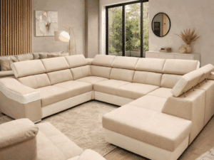 Canapé d'angle panoramique en U beige et blanc dans un salon moderne au design scandinave épuré.