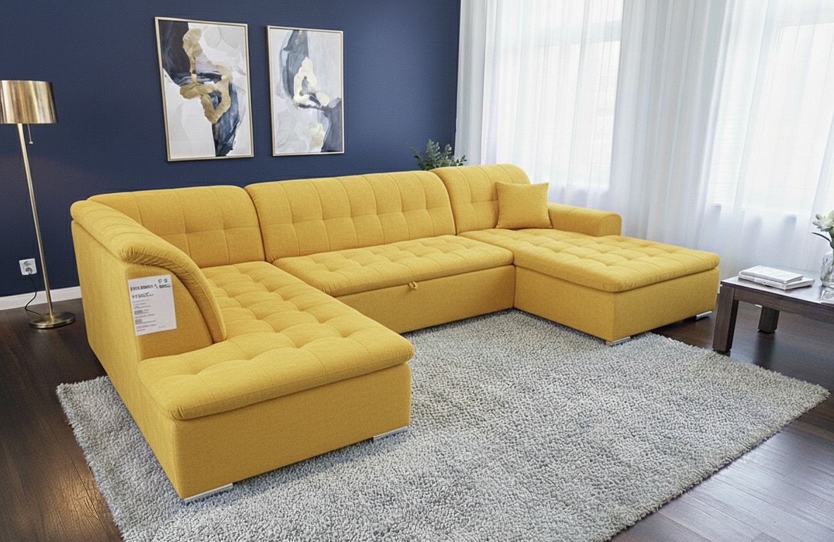 Canapé d'angle en U jaune moutarde dans un salon moderne avec mur bleu, tapis gris et lampadaire doré.