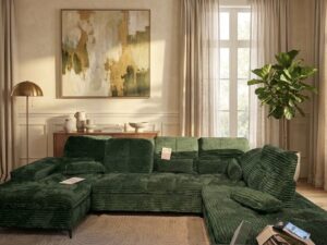 Canapé d'angle en U vert émeraude velours côtelé dans un salon lumineux avec décoration moderne et chic.