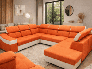 Grand canapé panoramique orange et blanc en U dans un salon moderne avec décoration élégante et tapis beige.
