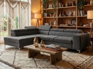 Salon chaleureux avec canapé gris, tapis berbère, mur de briques et étagères en bois décorées de plantes.