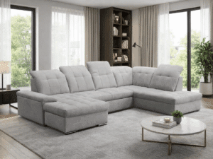 Grand canapé d'angle en U gris clair capitonné dans un salon moderne avec table basse en marbre et tapis gris.