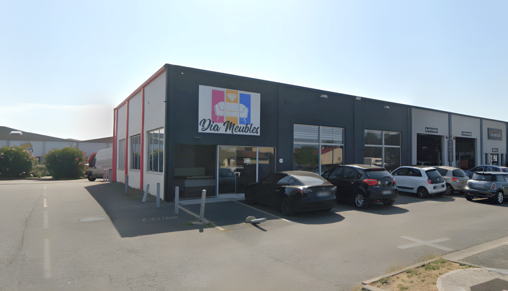 Magasin Dia Meubles : Mobilier et Décoration de Maison Magasin Dia Meubles avec enseigne colorée et voitures sur le parking d'une zone commerciale.