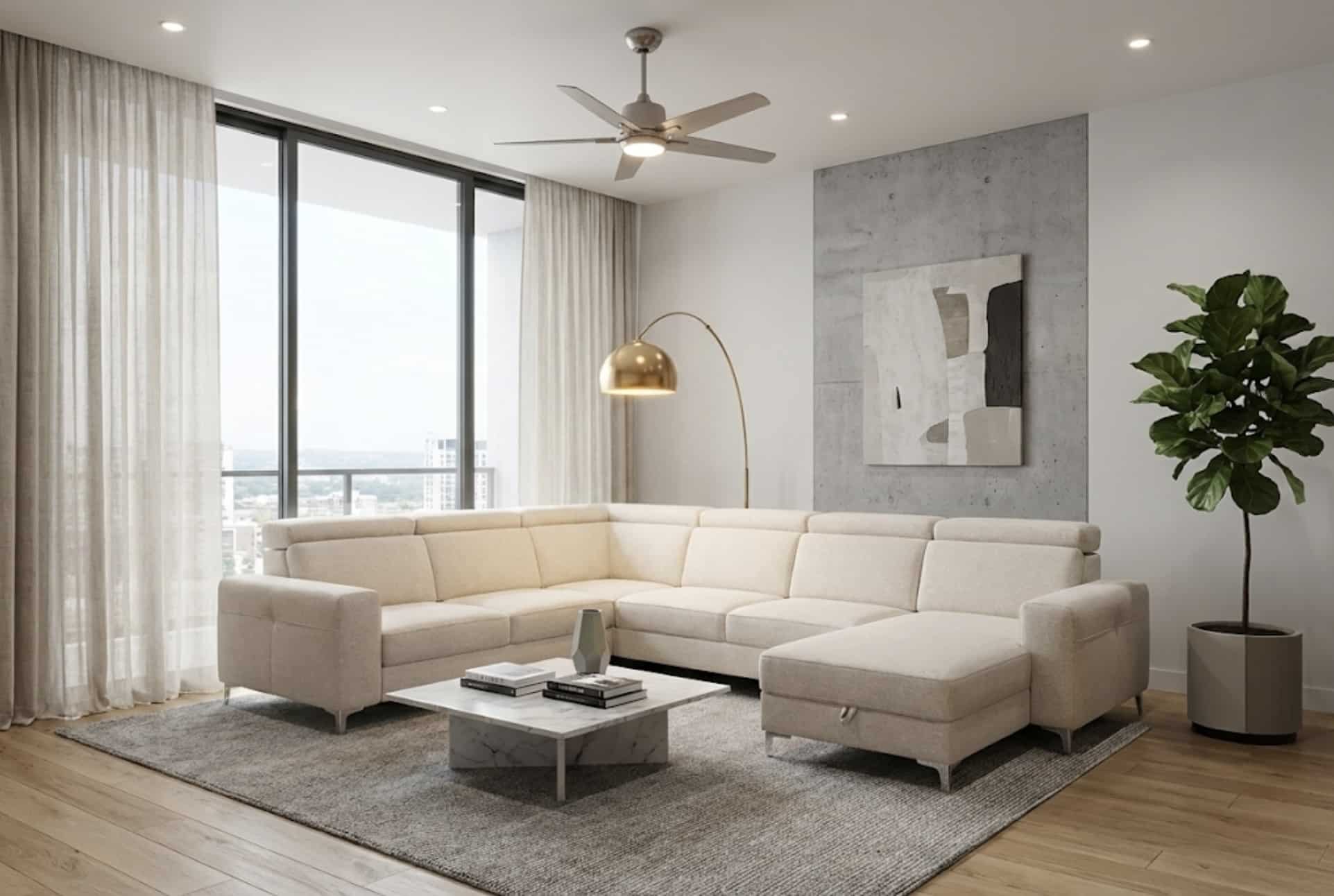 Salon moderne avec grand canapé d'angle crème, table basse en marbre, luminaire doré et plante verte.